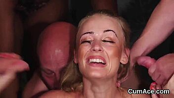 wacky model sucking cum on her face 😜