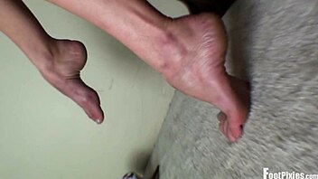 hey, wanna see zinaida in green heels showing off her sexy toes?