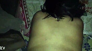 Kuuma vaimo jakaa tulisia hetkiä intiimissä nussinnassa