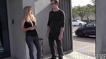 Kuka tää tyttö on joka pannaan kovaa julkisella paikalla?