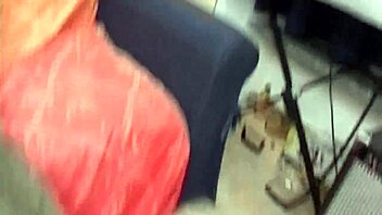 amaterka Terry jebana od prijatelja dok gomila gleda pažljivo.