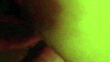 Teen hoe gets stretched in intense session