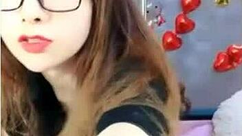 Hot Girl Dances Sexily On Uplive