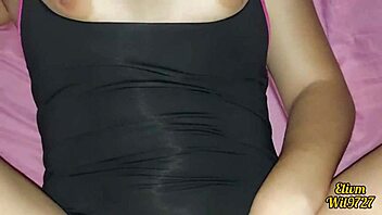 의붓딸이 TV 보면서 내 좁은 보지 박게 해줘. 미친 홈메이드 순간!