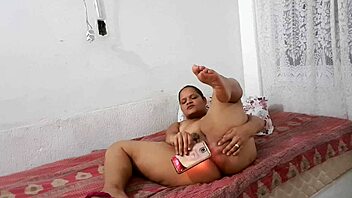 Camgirl Bem Putinha Teases with Juicy Curves