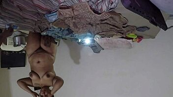 Príbeh o holiacej sa pičke deepthroat v prémiových videách