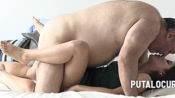 สาวลาตินสำรวจประสบการณ์ใหม่กับความสนใจของผู้ชายแก่