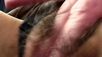 哥们车里打飞机发狂街头猛干她