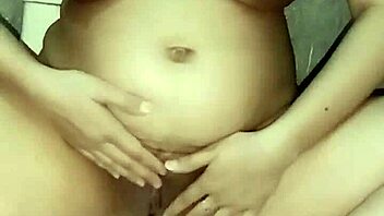 Sexy babe fingers herself nude in the toilet