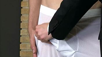 شقر مورموني صغير يهيج مع شيخ الكنيسة