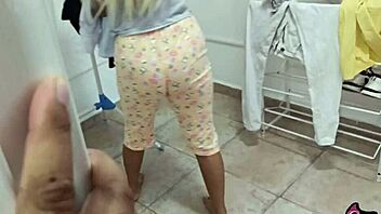 Rubia de culo grande es oservada a escondida por tio que lo pilla - final inesperado tenie sexo en la cocina con familia en casa