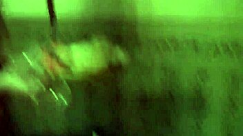 दो 18+ एमेच्योर टीन्स बेडरूम में लेस्बियन किसिंग एक्सप्लोर करती हैं