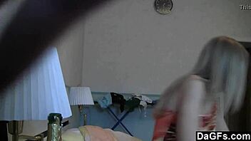 दो 18+ एमेच्योर टीन्स बेडरूम में लेस्बियन किसिंग एक्सप्लोर करती हैं