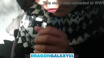 Hey kız, otobüste riskli oral verirken memelerini halka sergile!