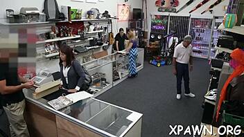 Babe reveals her twat and sucking skills in amateur scene