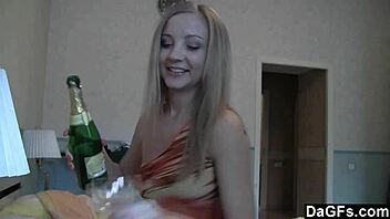 दो 18+ एमेच्योर टीन्स बेडरूम में लेस्बियन किसिंग एक्सप्लोर करती हैं