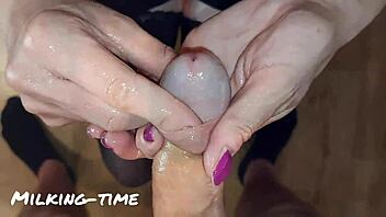 Panduan erotis ajarin perah kontol tak sunat dengan godaan sensual, nikmat banget!