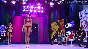 desfile de lingerie com emy nascimento