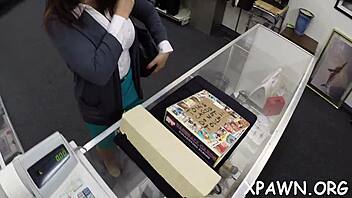 Babe reveals her twat and sucking skills in amateur scene