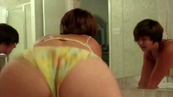 Hot blonde dancing and bouncing ass