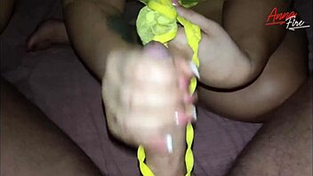 स्टेपमॉम मुझे बेग करती है, प्लीज उसके पैंटी पर कम करो... मैं रेसिस्ट नहीं कर सकता!