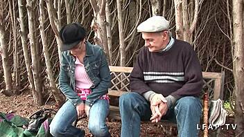 Малка брюнетка 18+ чука старец перверт, искаш ли да гледаш?