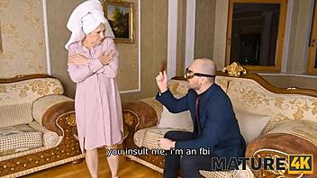 frumusețe matură se apleacă pentru futut gură și pușcă