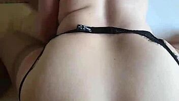 Mon partenaire m'a prise fort dans une chambre d'hôtel, finissant par un gâchis dans ma bouche