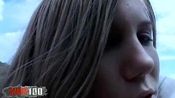 Маленькая блондинка трахается со старым извращенцем глубоко в лесу