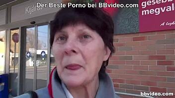 Německá babička s křivými prsy se prstí v punčochách