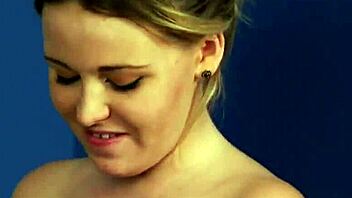 denne skøre skønhed tager en massiv cumshot lige på ansigtet