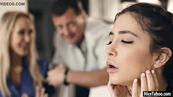 पेटाइट जेन वाइल्ड को सौतेला पापा व हॉट ब्लोंड सौतेली माँ ने चोदा