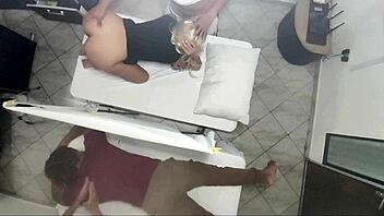 omg, tertangkap kamera: isteri dikongkek sebelah suami semasa urut pasangan! 😱