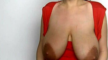 Lena Rose u crvenoj haljini skida se i pokazuje ogromne prirodne sise