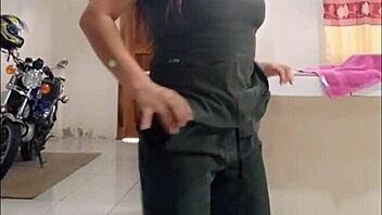 Asistente De La Limpieza Conversa Con Su Jefe Y Le Da Muestras De Cariño El Jefe Le Pide Ver Su Vagina Y Ella Se Lo Quiere Follar En Privado