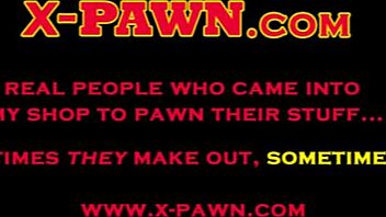 Ehi, guarda questa tipa allegra che si fa sbattere da un tipo schifoso del banco dei pegni!