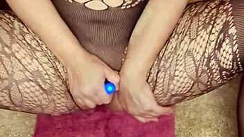 Lissa lakes' shaved pussy play leads to squirting