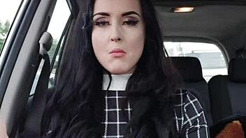 ¡Caliente chica de la familia Adams fumando en el coche, joder qué sexy!