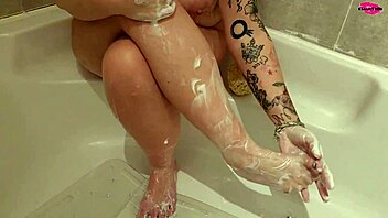 Milf vasker fødder fristende