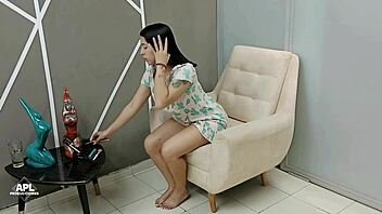 Que sexy es encontrar masturbándose a mi hermanastra me pongo tan caliente que le echo mi leche en su pierna parte 1 😍