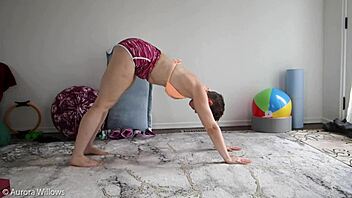 brunette yoga lesson 299. 🧘‍♀️