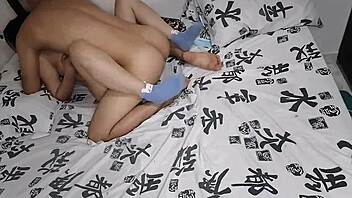 El manco se canso de jugar y me termina cogiendo y me acaba adentro