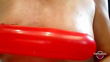 Nippelring-elsker trekker lang ballong gjennom ekstremt strukne nippelpiercinger. Del 2