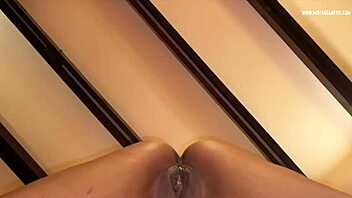 Dominatrix April tränar kvinnlig slav i brutal sjukhus-scen!