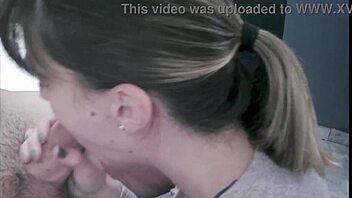 Pompino sulla scrivania finisce con sborra che cola dalla bocca