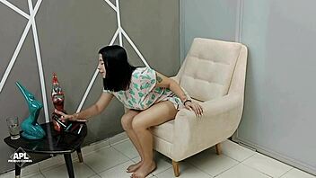 Que sexy es encontrar masturbándose a mi hermanastra me pongo tan caliente que le echo mi leche en su pierna parte 1 😍