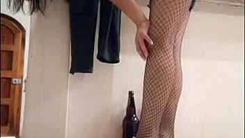 Asistente De La Limpieza Conversa Con Su Jefe Y Le Da Muestras De Cariño El Jefe Le Pide Ver Su Vagina Y Ella Se Lo Quiere Follar En Privado