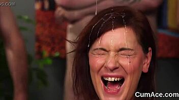 अग, ये naughty bombshell ने हर cumshot को face पर swallow किया, इतना messy!