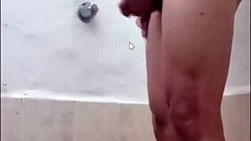 Banho no Banheiro se Tocando e Gozando Molhada