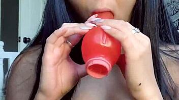 Se denne søte asiaten kle av seg og onanere med dildo for deg?